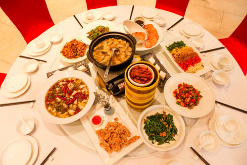包廂圓桌特色美食 佳肴與光影的藝術之旅